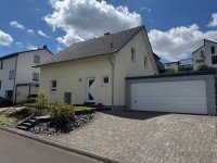 Hauptbild Bekond - Neuwertiges Einfamilienhaus mit Doppelgarage, Kaminofen, Wintergarten und Einbauk�che