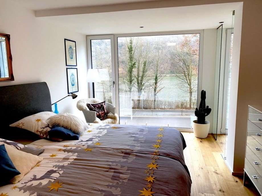Schlafzimmer mit Blick zu Mosel Wohnung Mehring