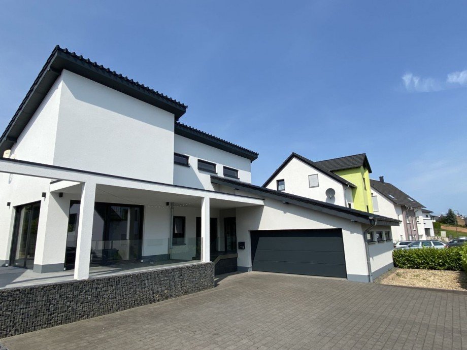 Stra�enansicht 2 Villa Bekond