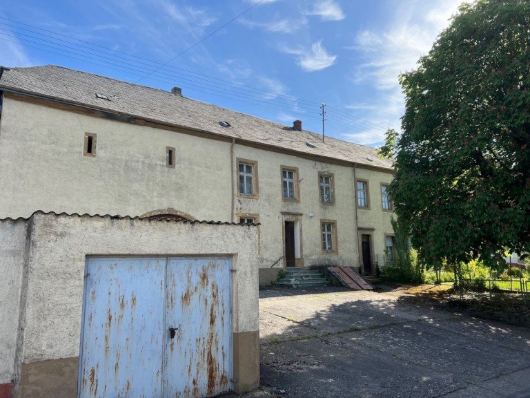 Au�enansicht Langsur Mesenich Haus Sanierungsbed�rftiges , denkmalgesch�tztes Quereinhaus auf gr. Grundst�ck mit Baureserven