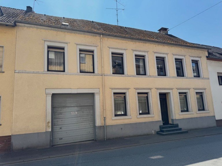 Tim Boldorf Immobilien Trier Reihenmittelhaus Trier Biewer - Sanierungsbed�rftiges Einfamilienhaus mit Garage und Garten