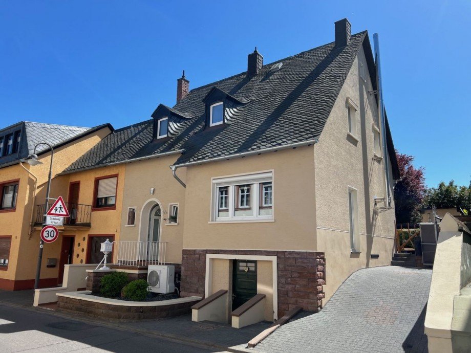 Stra�enansicht 2 Haus Schweich