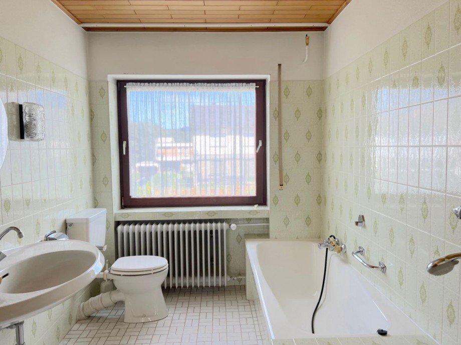 Bad DG mit Wanne u. Dusche Einfamilienhaus Kenn