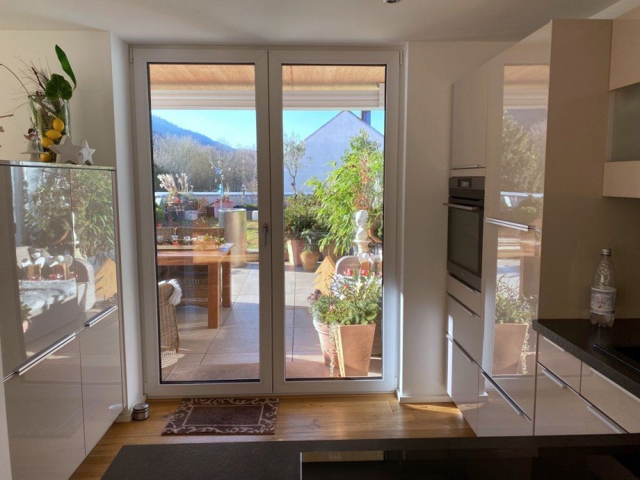 K�che mit Verbindung zur Terrasse Wohnung Mehring