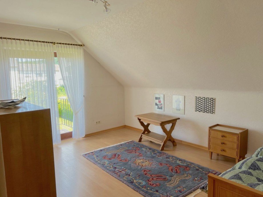 Zimmer mit kl. Balkon DG Einfamilienhaus Kenn