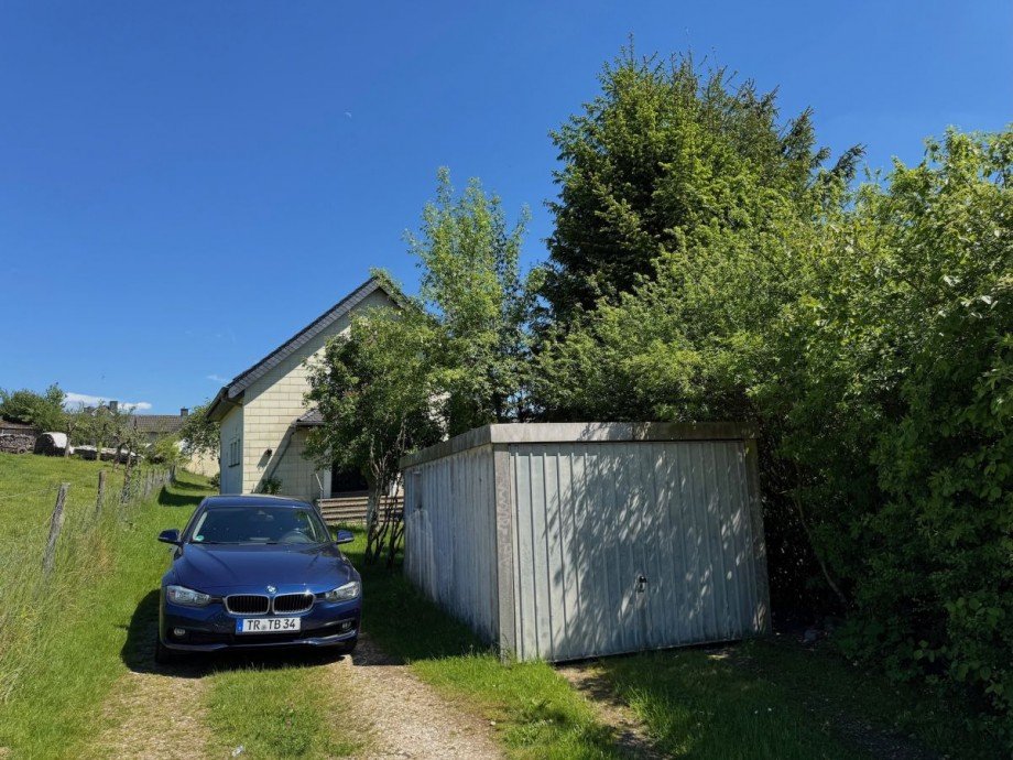 Zufahrt zum Haus + Garage Einfamilienhaus Mandern