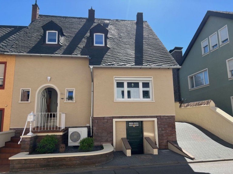 Stra�enansicht Schweich Haus Modernisiertes Einfamilienhaus mit Kaminofen, Terrasse und Garten in zentraler Lage von Schweich